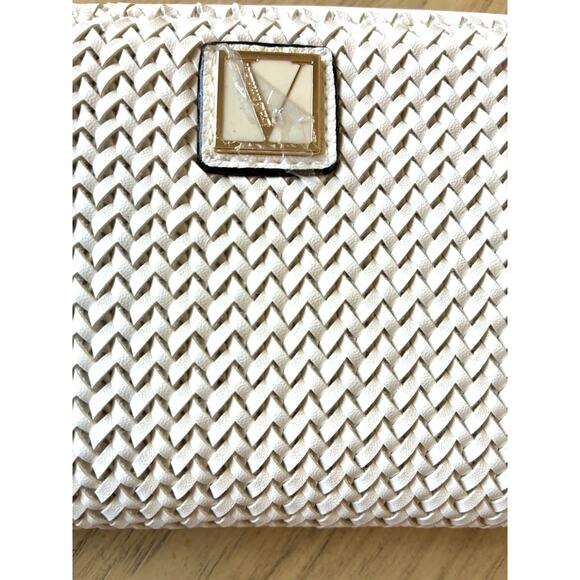 NWT VICTORIA'S SECRET The Victoria Wallet White Woven Coconut Texture Full Zip - Picture 2 of 14